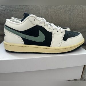 Womens Air Jordan 1 low 9.5